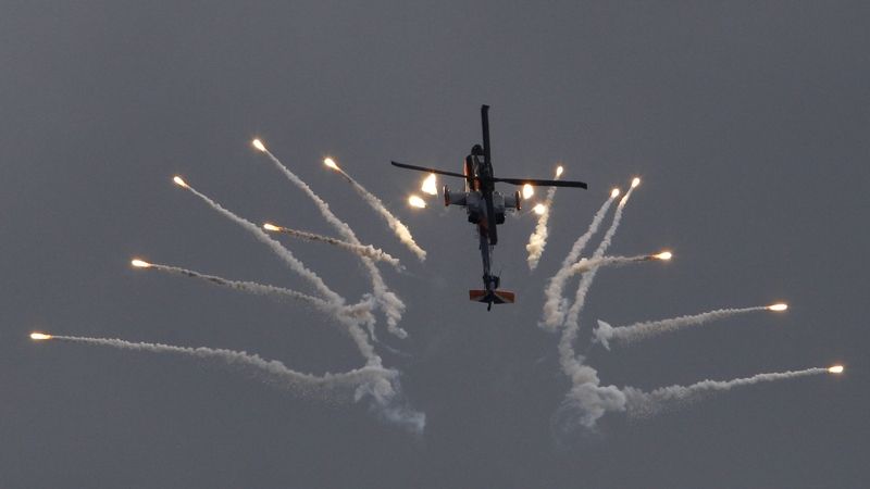 Nizozemský AH-64 Apache vypaluje klamné cíle