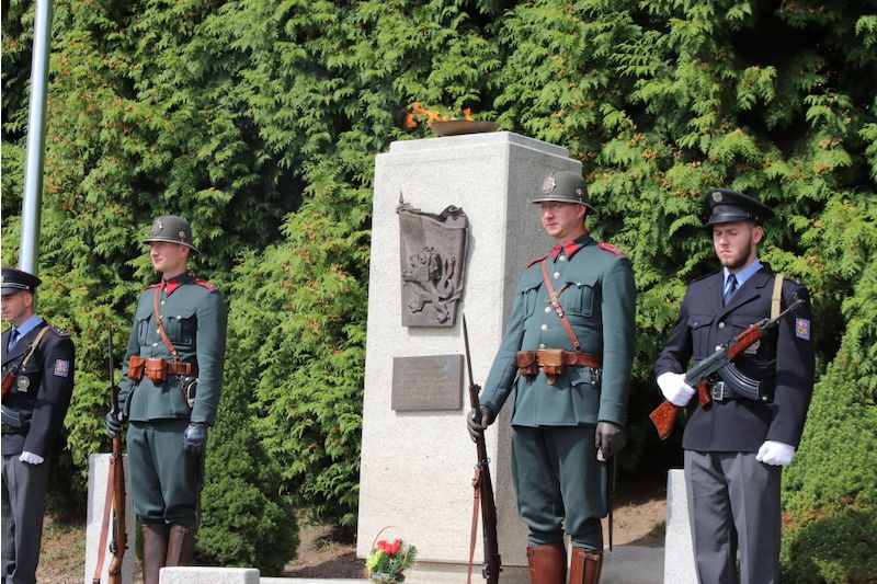 Čestná stráž u pomníku je složena z členů historických spolků a současných habartovských policistů