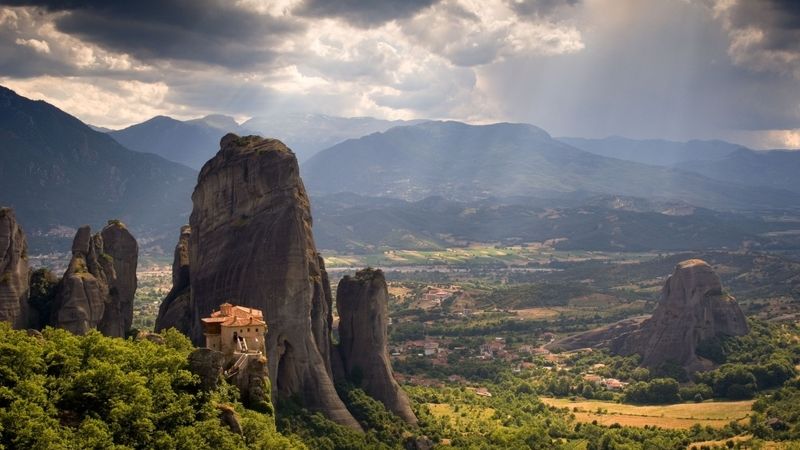 Metéora - kláštery na vrcholcích hladkých skalistých hor.
