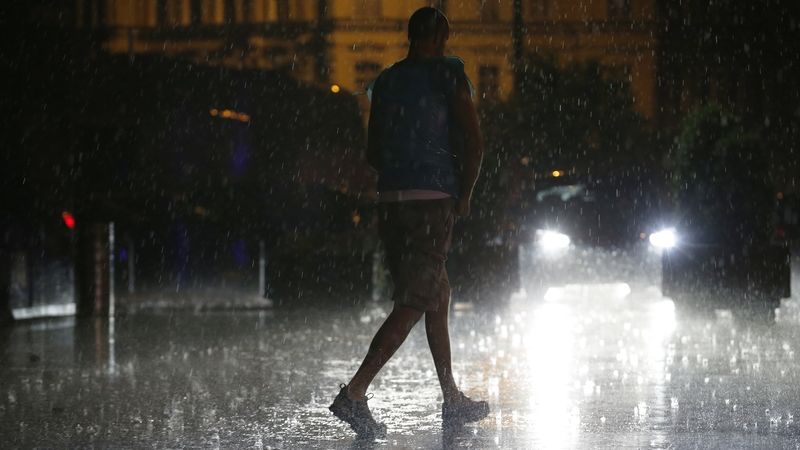 Meteorologové varují před vydatnými lijáky, na jihu Čech nasněží