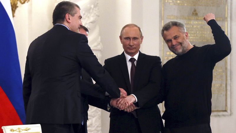 Ruský prezident Putin (druhý zprava) s předsedou krymského parlamentu Vladimirem Konstantinovem (druhý zleva), krymským premiérem Sergejem Aksjonovem (vlevo) a starostou Sevastopolu Alexejem Čalyjem.