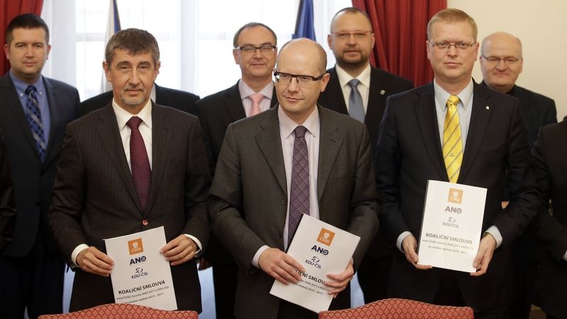 Zleva předseda hnutí ANO Andrej Babiš, šéf ČSSD Bohuslav Sobotka a předseda KDU-ČSL Pavel Bělobrádek po podpisu koaliční smlouvy.