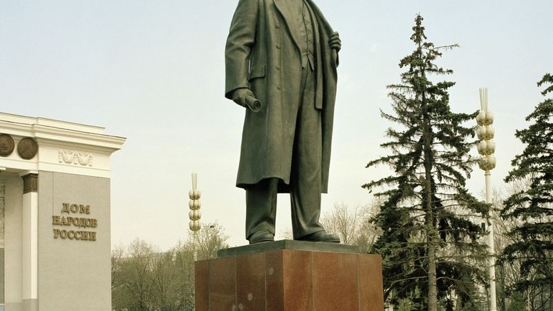 Socha stále opěvovaného Lenina