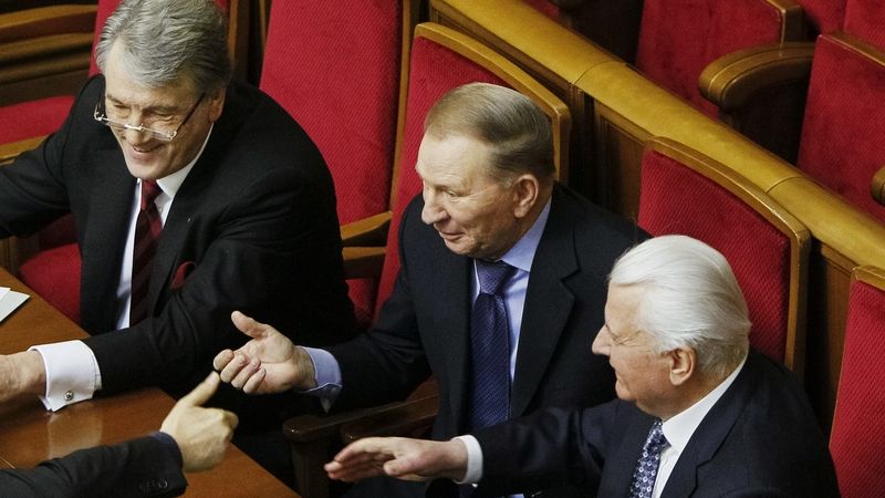 Bývalí prezidenti Ukrajiny v parlamentu. Zleva Viktor Juščenko, Leonid Kučma a Leonid Kravčuk