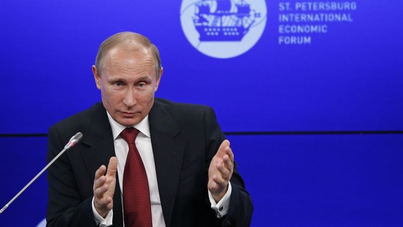 Ruský prezident Vladimir Putin hovoří na ekonomickém fóru v Petrohradu. 