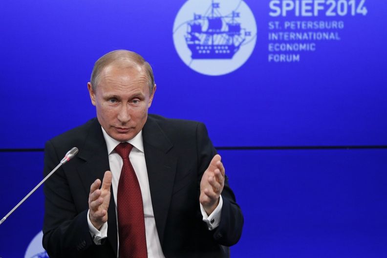 Ruský prezident Vladimir Putin hovoří na ekonomickém fóru v Petrohradu 