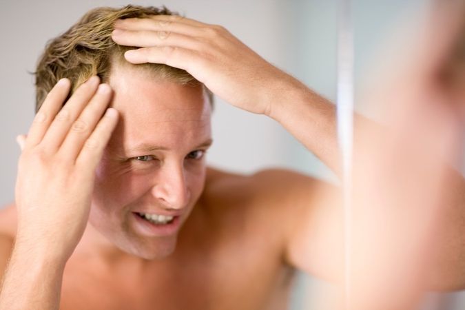 Prořídlé a vypadávající vlasy trápí nejednoho muže. 