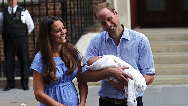 Vévodkyně a vévoda z Cambridge Kate a William se svým synem po propuštění z porodnice