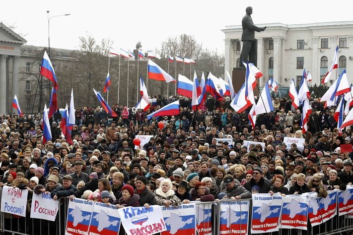 Příznivci spojení s Ruskem demonstrují na Leninově náměstí v Simferopolu.