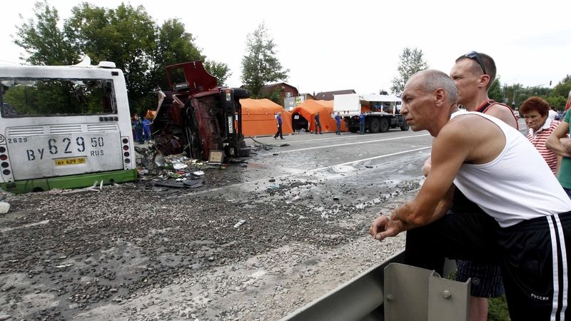 Nehoda autobusu a nákladního vozu na předměstí Moskvy 