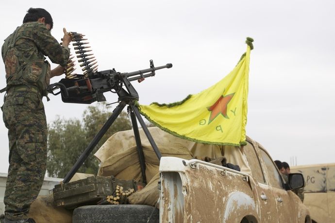 Bojovník syrské domobrany z YPG na ozbrojeném pick-upu 