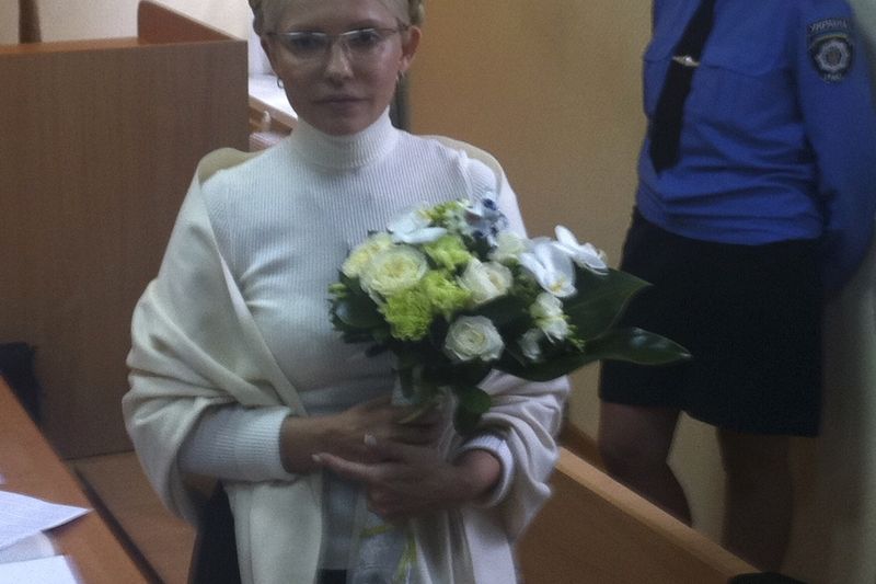 Tymošenková se ve středu dostavila k soudu s kyticí od příznivců.