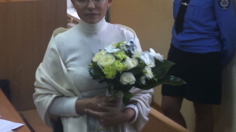 Tymošenková se ve středu dostavila k soudu s kyticí od příznivců.