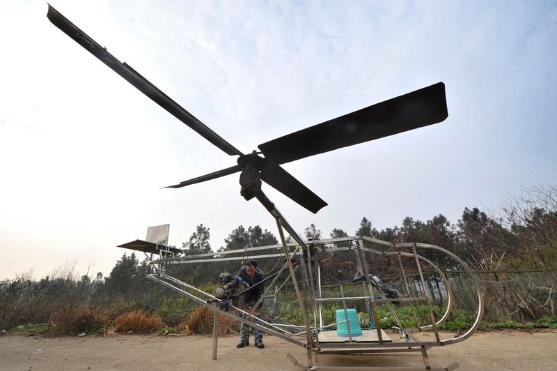 Li Chou-šeng při tvorbě svého vysněného vrtulníku