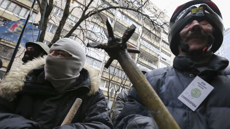 Protestující na Ukrajině slíbili, že během neděle opustí kyjevskou radnici i správní budovy na dalších místech země.