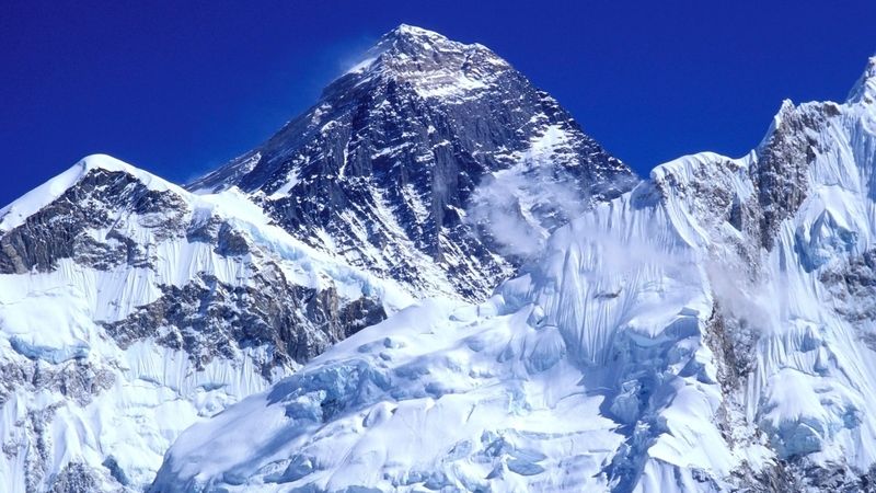 Mount Everest za výjimečně krásného dne.
