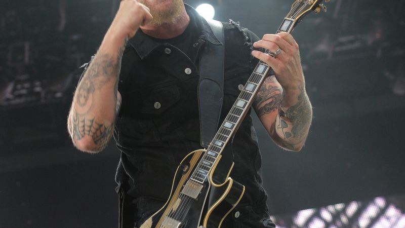 Frontman Metalliky James Hetfield na pražském koncertě