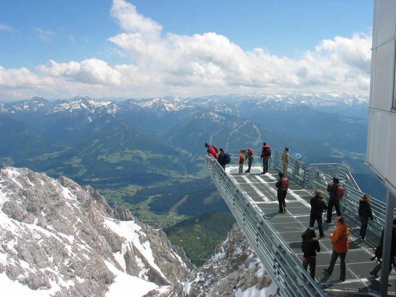 Z terasy Sky Walk, vybíhající nad skály pod ledovcem Dachstein, je krásný pohled na hradbu Alp. 