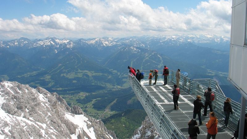 Z terasy Sky Walk, vybíhající nad skály pod ledovcem Dachstein, je krásný pohled na hradbu Alp. 