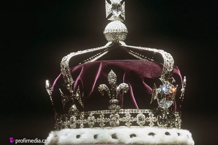 Britská královská korun s diamantem Koh-i-Noor. Koruna je uložena v londýnském Toweru.
