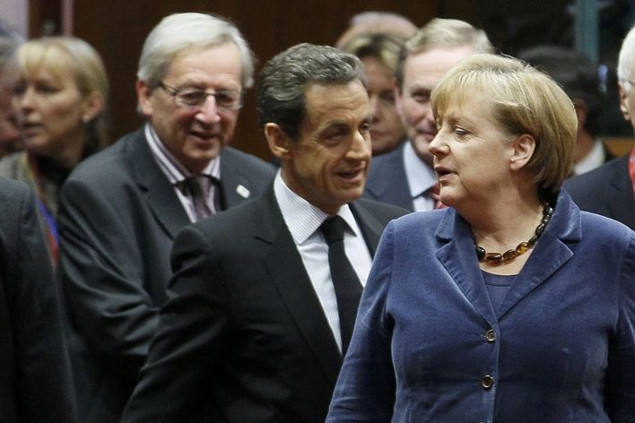 Zleva: šéf euroskupiny Jean-Claude Juncker, francouzský prezident Nicolas Sarkozy a německá kancléřka Angela Merkelová na summitu v Bruselu