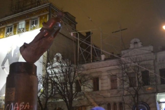 BEZ KOMENTÁŘE: Demonstranti v Kyjevě strhli sochu Lenina