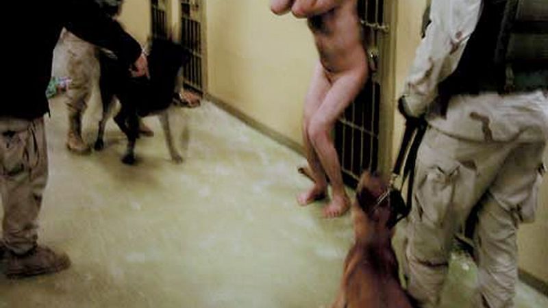 Američtí dozorci v Abú Ghrajbu zastrašovali vězně psy.