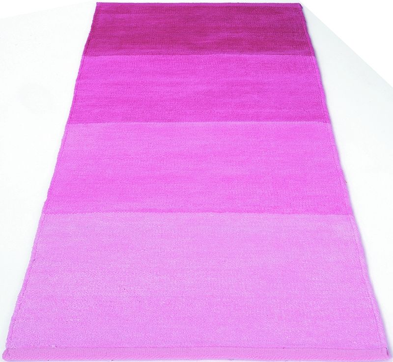 Kobereček před postel Příjemný, malý a levný – to je kobereček ze 100% bavlny, velikost 60x120 cm, cena 249 Kč.