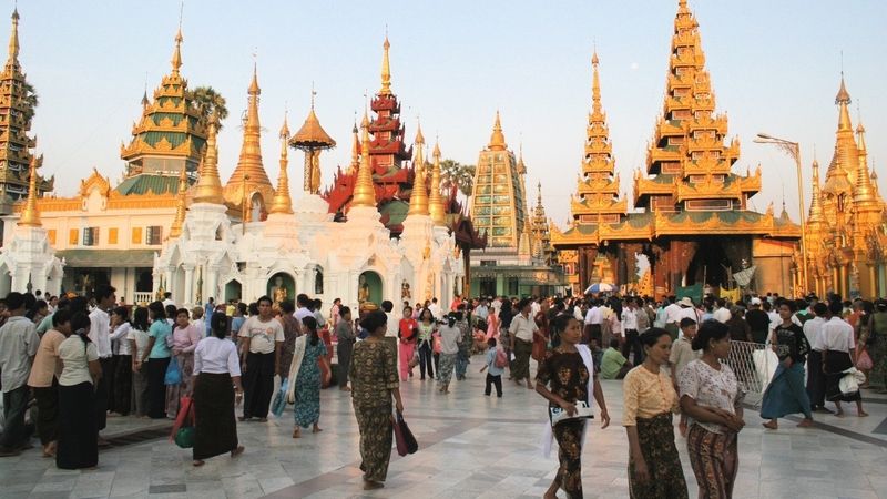 Prohlídku pagody musí turisté absolvovat bosí. 