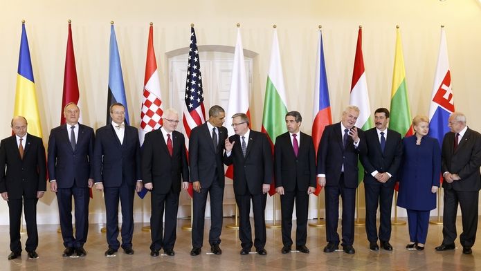 Prezidenti Rumunska Basescu, Lotyšska Bérziňš, Estonska Ilves, Chorvatska Josipovič, USA Obama, Polska Komorowski, Bulharska Plevneliev, ČR Zeman, Maďarska Áder, Litvy Grybauskaitéová a Slovenska Gašparovič ve Varšavě (zleva doprava).
