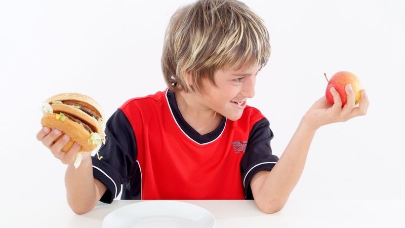 Častá konzumace hamburgerů zvyšuje u dětí riziko astmatu. 