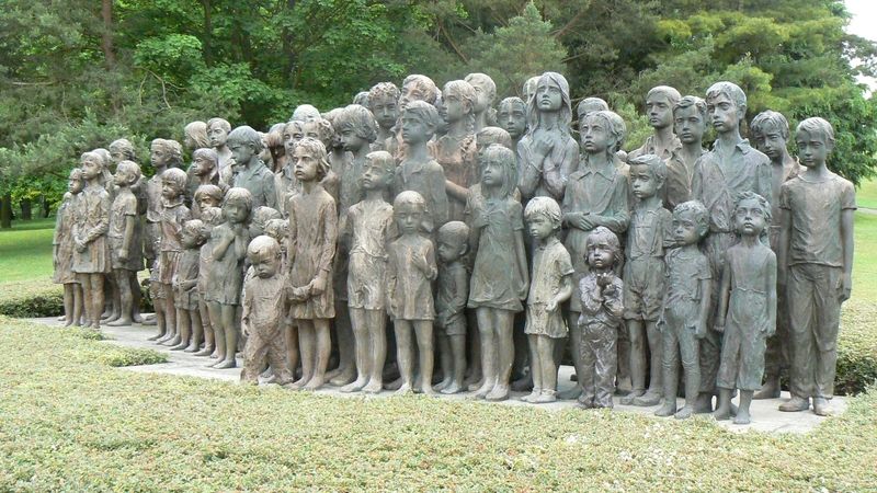 Pomník 82 dětí v Lidicích sochařky Marie Uchytilové