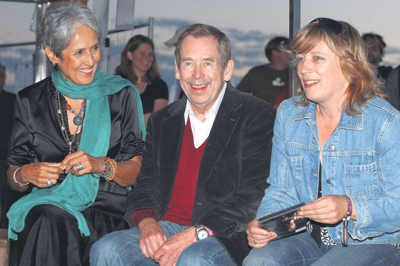 Václav Havel s Joan Baezovou a opoziční kandidátkou na slovenského prezidenta Ivetou Radičovou (vpravo) v sobotu v Trenčíně.
