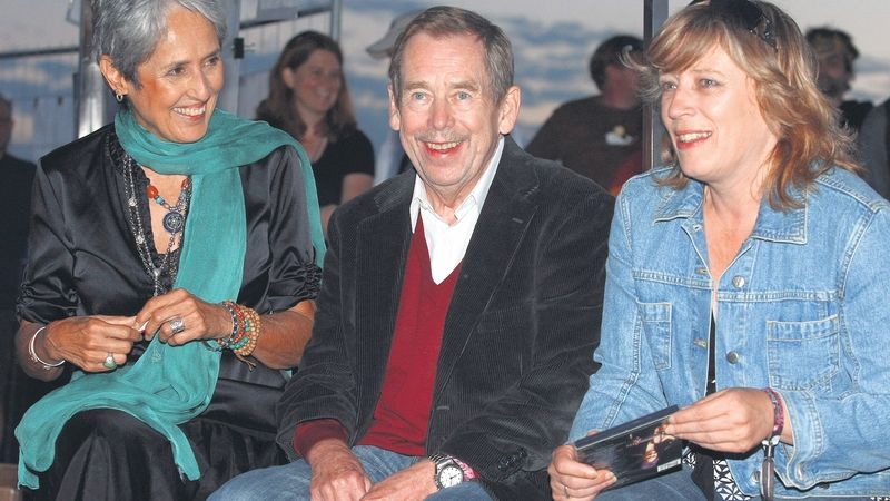 Václav Havel s Joan Baezovou (vlevo) a opoziční kandidátkou na slovenského prezidenta Ivetou Radičovou (vpravo) v sobotu v Trenčíně.