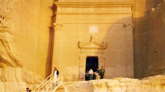 Hrobky v Mada’in Saleh obsahují (narozdíl od těch v Petře) nabatejské nápisy