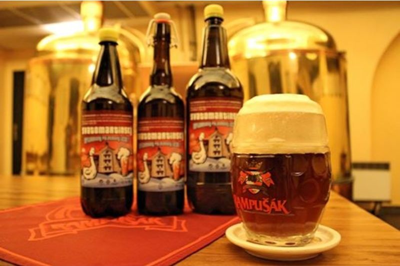 Svatomartinský ležák z produkce Rodinného pivovaru v Dobrušce bude náramně chutnat ke zlatově upečené husičce na hodech ve sklepní restauraci. 