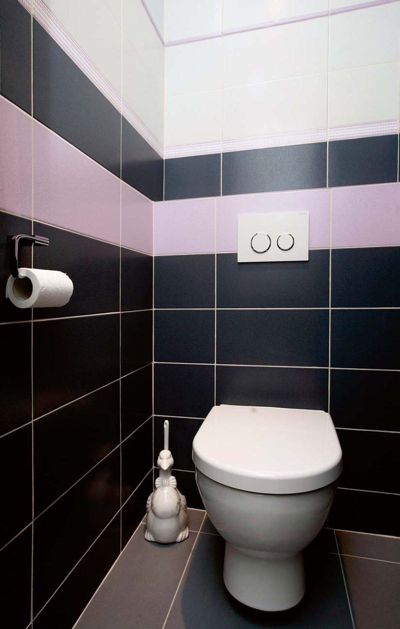 Jednoduchý vzhled toalety podtrhuje závěsné WC a vkusné obklady a dlažba.