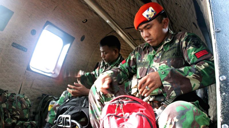 Indonéští výsadkáři se připravují k seskoku na místo pádu letadla.
