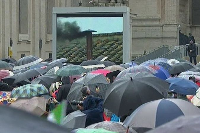 BEZ KOMENTÁŘE: Lidé s napětím sledují volbu papeže na Svatopetrském náměstí
