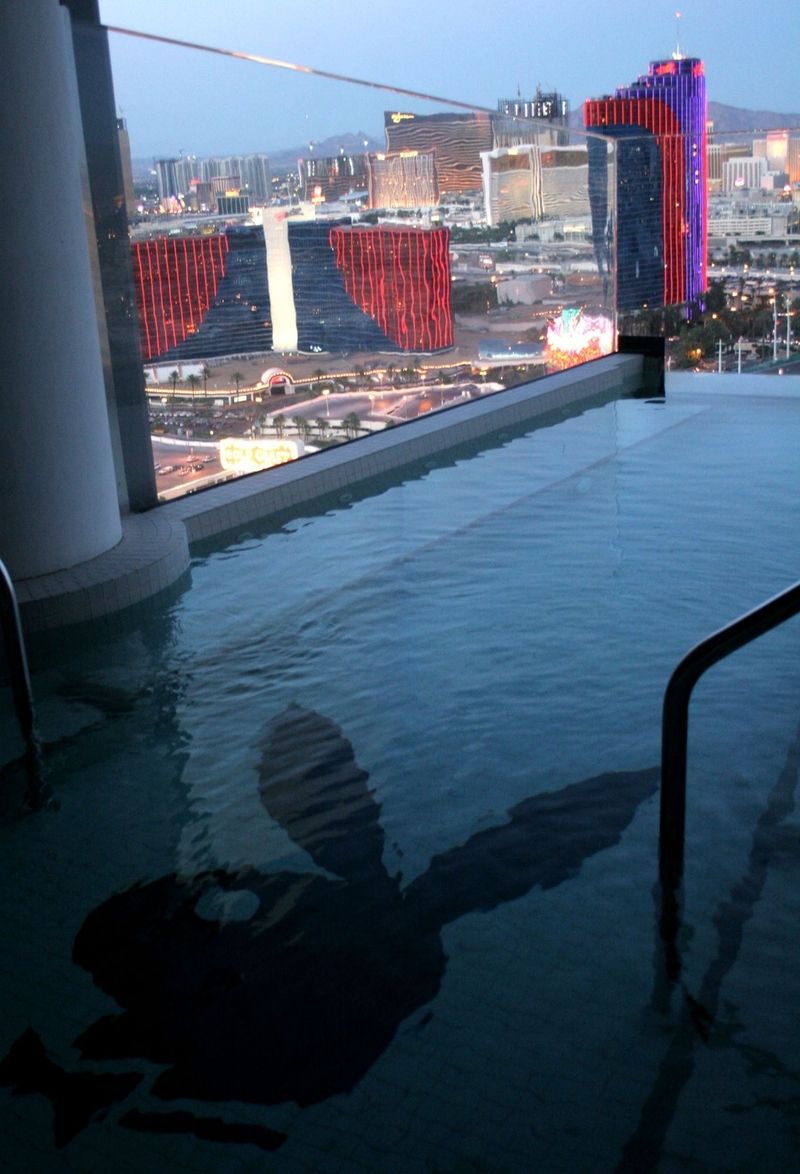 Playboy bazén v hotelu Palms nabízí neskutečný výhled na Las Vegas