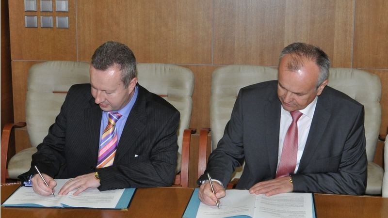 Dohodu podepsal generální ředitel hutě Jan Czudek a ministr životního prostředí Richard Brabec (zprava).
