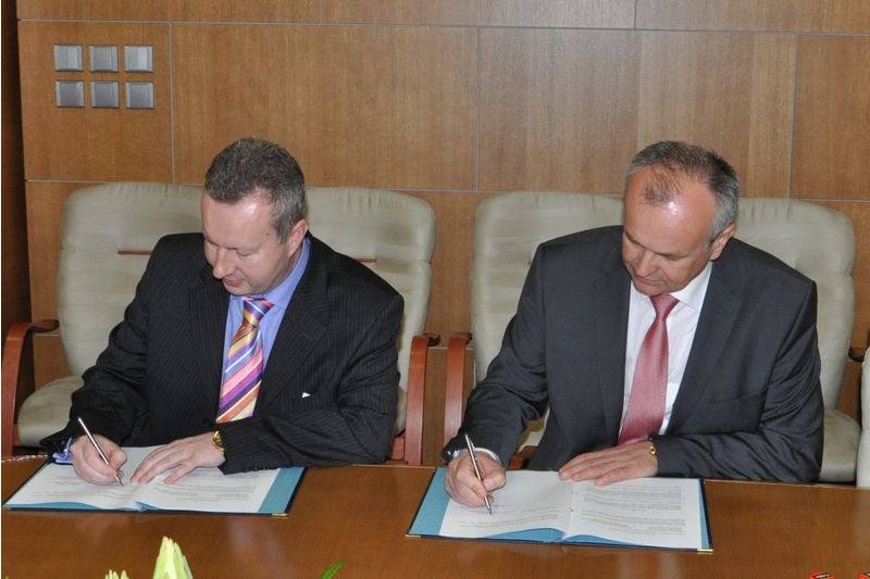 Dohodu podepsal generální ředitel hutě Jan Czudek a ministr životního prostředí Richard Brabec (zprava).
