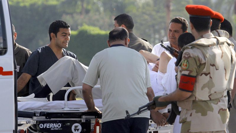 Exprezidenta Mubaraka přivážejí k vojenské nemocnici u Káhiry.