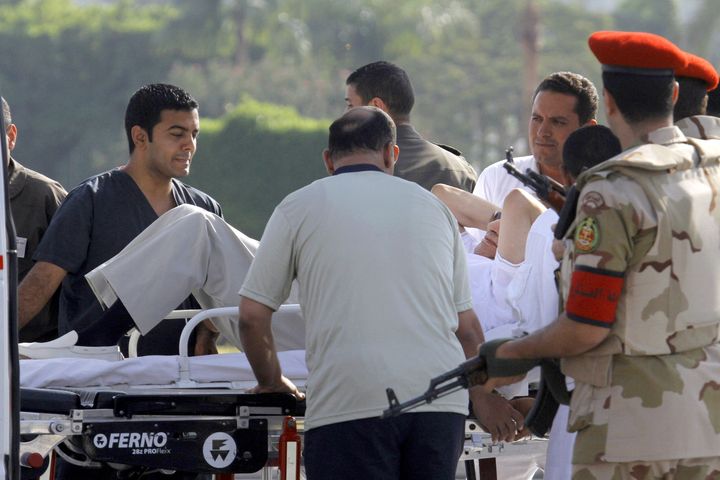 Exprezidenta Mubaraka přivážejí k vojenské nemocnici u Káhiry.