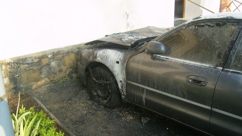 Požárem poničené auto krajské zastupitelky Barbory Jelonkové.