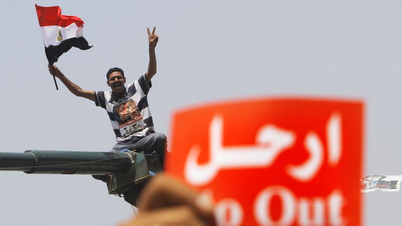 Muž protestující proti Mursího vládě v Káhiře
