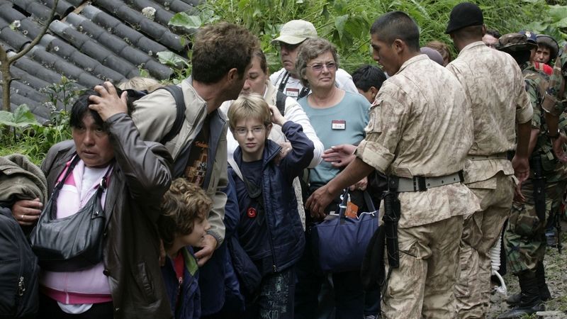 Vojáci pomáhají turistům při evakuaci z Machu Picchu.