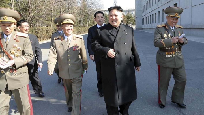 Severokorejský vůdce Kim Čong-un s armádními veliteli