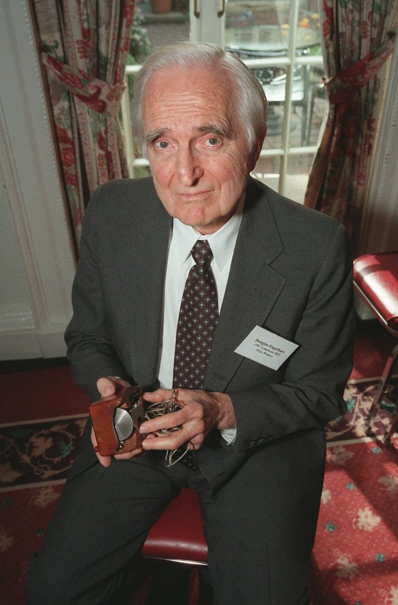 Douglas C. Engelbart na archivním snímku z roku 1997.