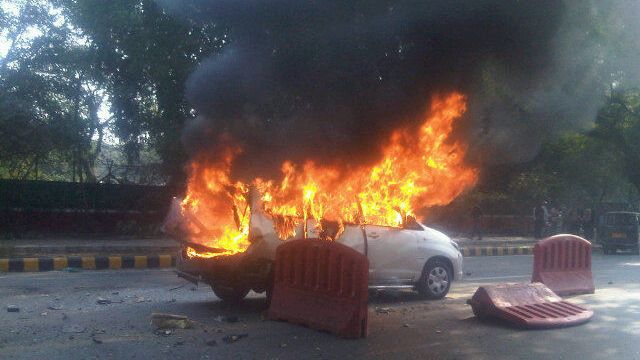 Hořící izraelské diplomatické auto v Dillí